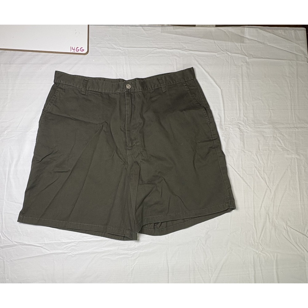 Womens Bill Blass shorts. Green. High-rise chino. Size 16
